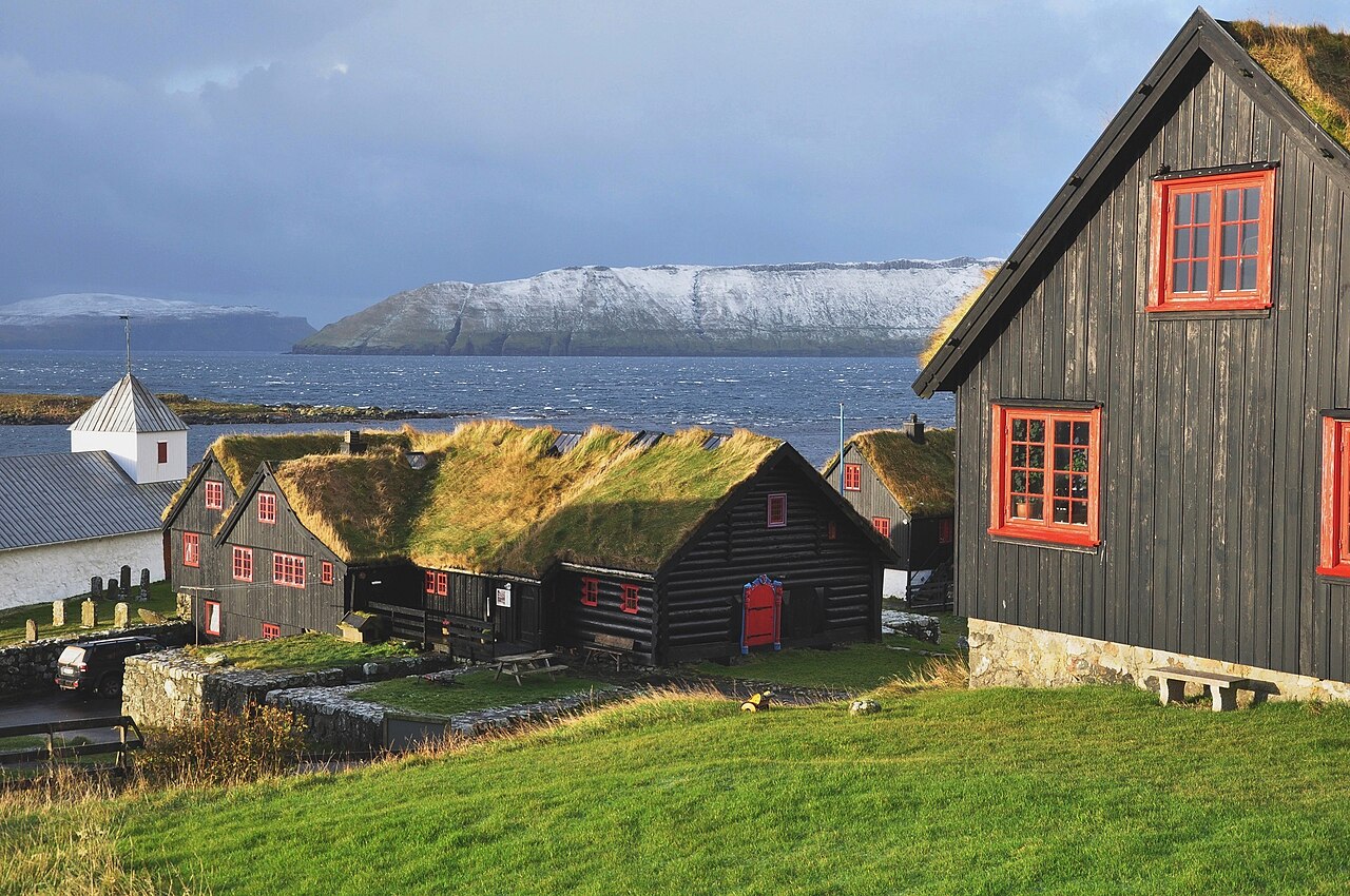 Kirkjubour